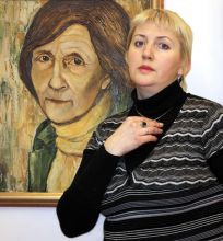 Елена Краснощёкова с портретом мамы